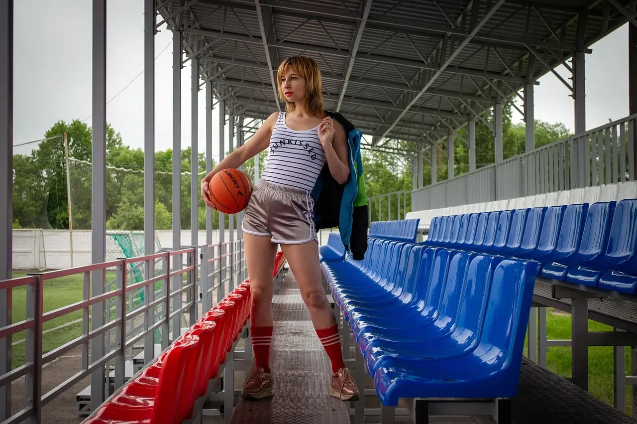 Person med basketball stående på tribunen