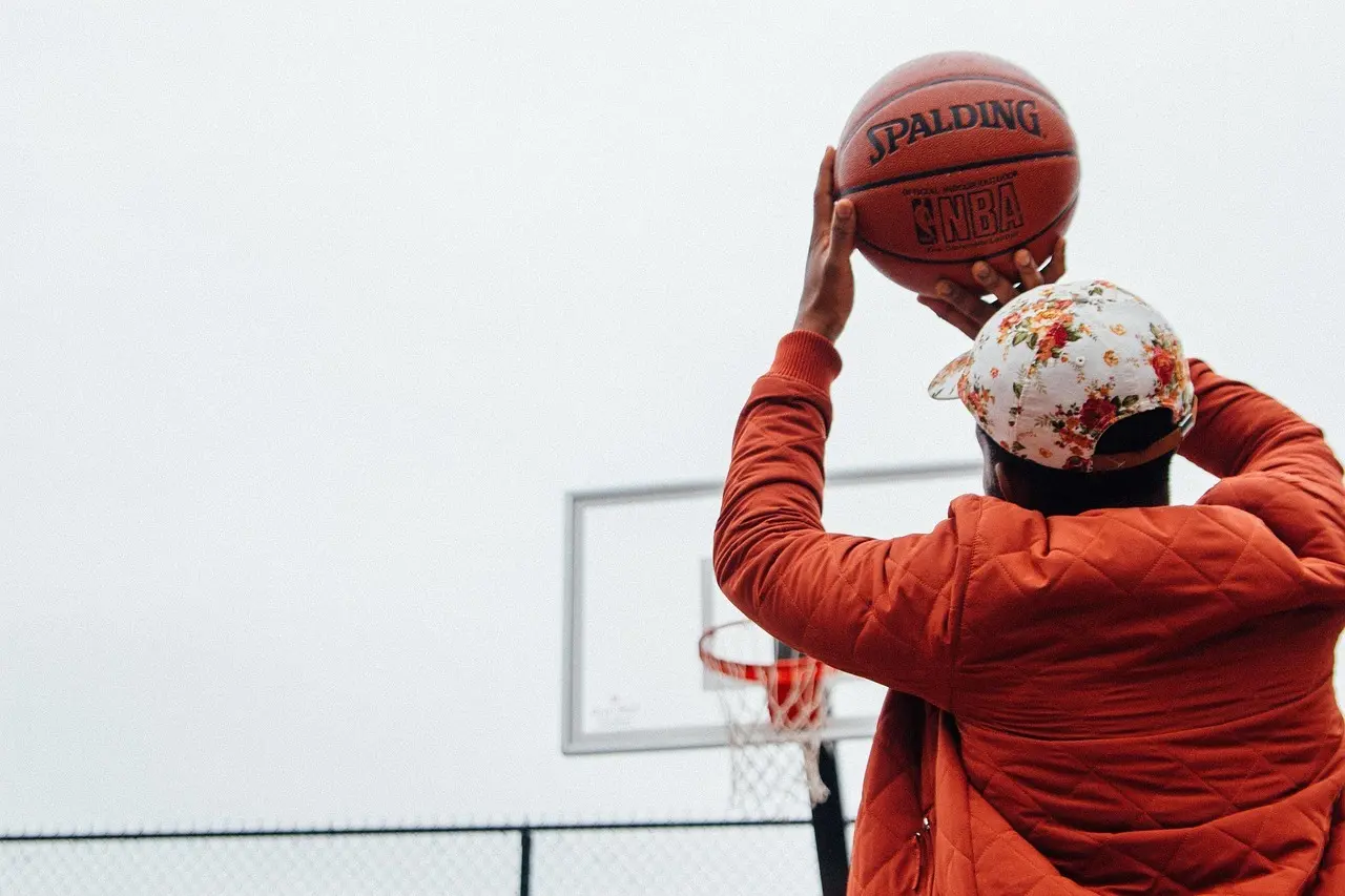 Person med basketball klar til skud mod en basketkurv